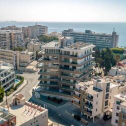 Modern Apartment Opposite The Beach